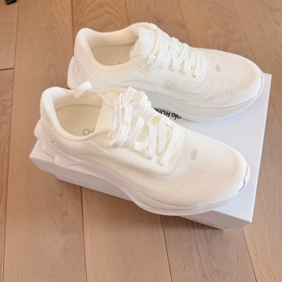 ALO Yoga Shoes - Alo White Runner Shoes Size 6 Women